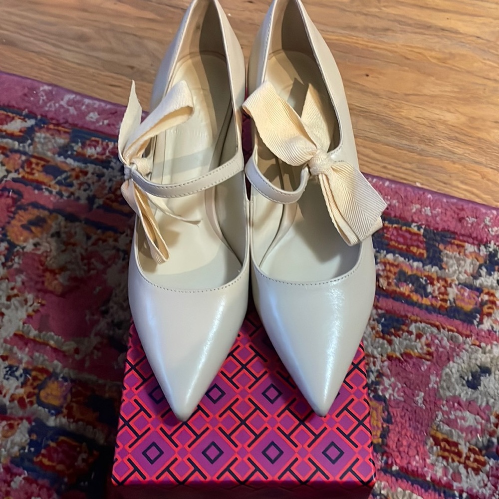 Tory burch nude leather kitten heel shoes size 6